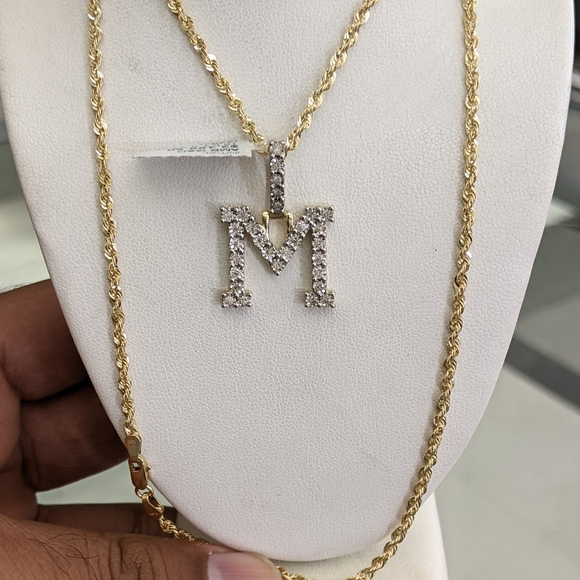 Real Diamond 10kt gold initial M pendant - Picture 2 of 8